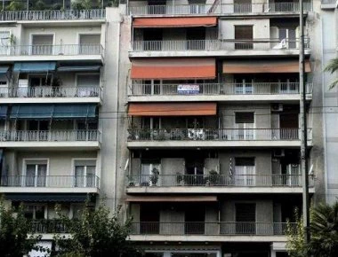 Λαμία: Νεαρή μητέρα έπεσε από τον τρίτο όροφο-Νοσηλεύεται σε κρίσιμη κατάσταση (φωτό)